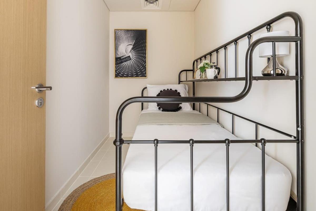 Frank Porter - Harbour Gate Apartment